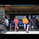 Bei Café solo studieren wir von einem Café an der Strandpromenade aus andere Touristen